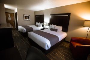 Postel nebo postele na pokoji v ubytování Ten Pin Inn & Suites