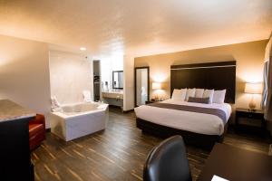 Postel nebo postele na pokoji v ubytování Ten Pin Inn & Suites