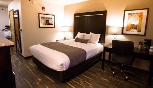 Postel nebo postele na pokoji v ubytování Ten Pin Inn & Suites