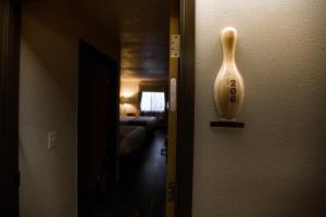 un jarrón sentado en una pared junto a una puerta en Ten Pin Inn & Suites, en Moses Lake