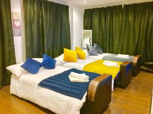 North WoolwichにあるLondon ExCel 2 Bedrooms River View Apartmentのカラフルな枕付きのベッド2台