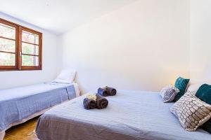 
A bed or beds in a room at Canada do Parragil Villa Sleeps 10
