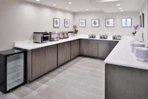 Cabana Shores Hotel的厨房或小厨房