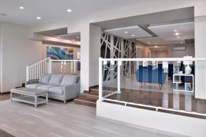 Cabana Shores Hotel的休息区