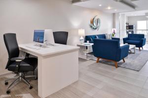 Cabana Shores Hotel的休息区