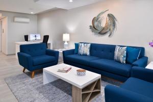 Cabana Shores Hotel的休息区