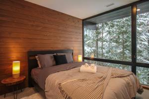 um quarto com uma cama com duas toalhas em Chalet Métis em Petite-Rivière-Saint-François