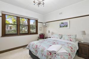A bed or beds in a room at Torquay Retreats Aus - Bristol Road