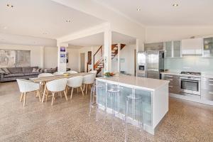 een keuken en een woonkamer met een tafel en stoelen bij Margaret River Farmhouse in Rosa Glen