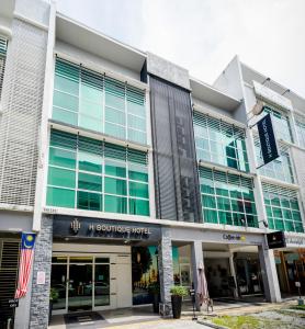 duży budynek z mnóstwem okien w obiekcie H Boutique Hotel Sri Petaling w Kuala Lumpur