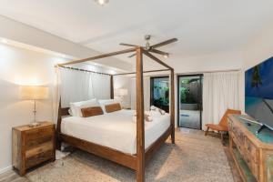 A bed or beds in a room at Luxury Pool Side Apartment in Beachfront Resort