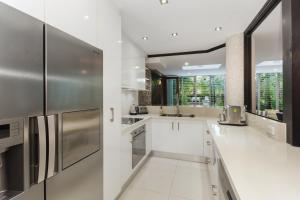 A kitchen or kitchenette at Luxury Pool Side Apartment in Beachfront Resort