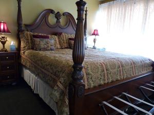 سرير أو أسرّة في غرفة في Strickland Arms Bed and Breakfast