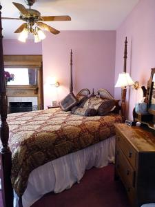 Een bed of bedden in een kamer bij Strickland Arms Bed and Breakfast