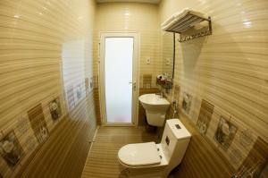 ein Bad mit einem WC und einem Waschbecken in der Unterkunft SAKURA HOMESTAY in Manline