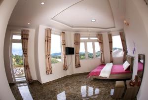 Schlafzimmer mit einem Bett mit rosa Bettwäsche und Fenstern in der Unterkunft SAKURA HOMESTAY in Manline