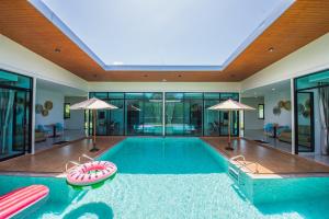 Der Swimmingpool an oder in der Nähe von Good Night Pool Villa Phuket - SHA Plus