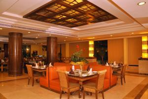 Restaurant ou autre lieu de restauration dans l'établissement Gokulam Park Sabari-Siruseri SIPCOT