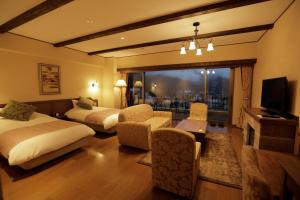 ein Hotelzimmer mit 2 Betten und einem Balkon in der Unterkunft La Vista Fujikawaguchiko in Fujikawaguchiko