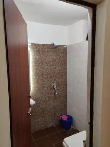 Ett badrum på Joey's Hostel Agra