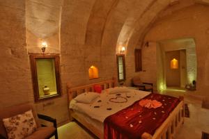 เตียงในห้องที่ Abu Hayat Cave Suites