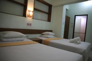 Postel nebo postele na pokoji v ubytování Pandu Lakeside Hotel Parapat