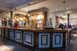 un bar en un pub con mucho alcohol en Toby Carvery Beckenham by Innkeeper's Collection en Bromley
