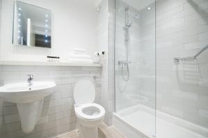 La salle de bains est pourvue de toilettes, d'un lavabo et d'une douche. dans l'établissement Toby Carvery Beckenham by Innkeeper's Collection, à Bromley