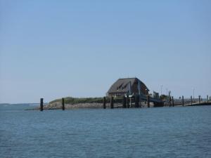 a house on a dock in the water at Haus-Halligblick-Ferienwohnung-Groede in Dagebüll