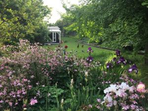 een tuin met bloemen en een huis op de achtergrond bij The Homestead in Taupo