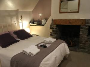 sypialnia z łóżkiem z ręcznikami w obiekcie The Tanners Arms w mieście Devynock