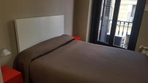 マドリードにあるLoft Plaza Mayorのベッドルーム1室(ベッド1台、景色を望む窓付)