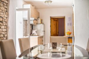 Kuchyň nebo kuchyňský kout v ubytování Apartments Salčinović