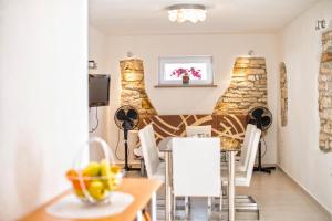 jadalnia ze stołem i krzesłami w obiekcie Apartments Salčinović w Medulinie