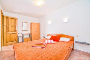 sypialnia z łóżkiem z 2 poduszkami w obiekcie Apartments Salčinović w Medulinie +33 zdjęcia