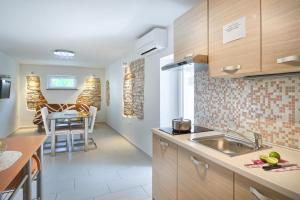 Kuchyň nebo kuchyňský kout v ubytování Apartments Salčinović