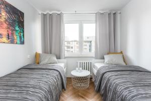 ワルシャワにあるChill Apartments Pańskaの窓付きの部屋 ベッド2台