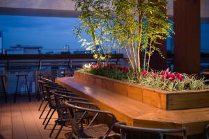 una mesa de madera con sillas y plantas en un restaurante en Tosei Hotel Cocone Ueno, en Tokio