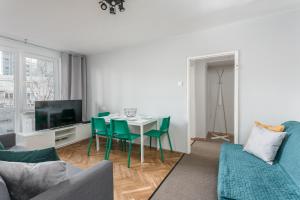 Televízia a/alebo spoločenská miestnosť v ubytovaní Chill Apartments Pańska
