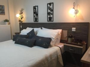 Giường trong phòng chung tại Litsa Haus Estate Residences & Suites - Adults Only & Kids 10 Plus-