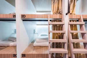 Двухъярусная кровать или двухъярусные кровати в номере Eco Hostel