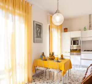 A kitchen or kitchenette at Villa Celeste