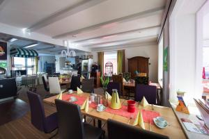 Hotel Garni Elegant 레스토랑 또는 맛집