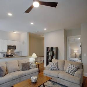 - un salon avec un canapé et un ventilateur de plafond dans l'établissement 414B Waldburg st · 2 Bedroom Oasis near Forsyth Park, à Savannah