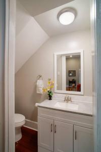 bagno con lavandino, servizi igienici e specchio di 416A Waldburg st · Newly Renovated 1920's Historic District Apt a Savannah