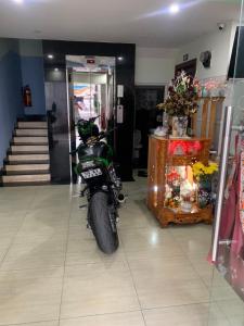 una motocicleta estacionada en una habitación con una escalera en Guesthouse Minh Thu en Ho Chi Minh