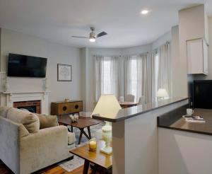 un salon avec une cuisine et un salon avec un canapé dans l'établissement 414B Waldburg st · 2 Bedroom Oasis near Forsyth Park, à Savannah