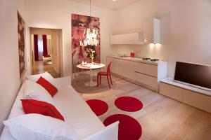 uma sala de estar com um sofá branco e um tapete vermelho em Truly Verona em Verona