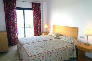 ein Schlafzimmer mit einem Bett und einem großen Fenster in der Unterkunft Marina Real 112 in Manilva