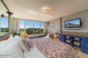 1 dormitorio con cama grande y ventana grande en @ Marbella Lane Studio, 15 steps from the Beach, 11 mins from the Airport en Honolulu